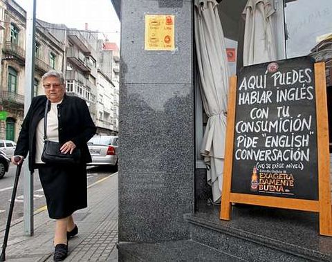 Un cartel a la entrada del bar Amparian anuncia la posibilidad de practicar la lengua de Shakespeare con una consumici�n. <span lang= es-es >v�tor mejuto</span>