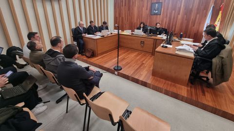 Los acusados ayer en el juicio por el accidente laboral en el que muri� un operario