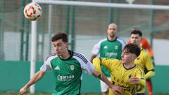 Yeray pelea por el bal�n con �lvaro Facal durante el partido celebrado este domingo en A Marosa.