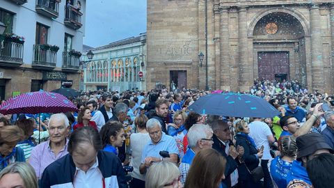 La lluvia solo fue de confeti, aunque tambi�n hizo que muchos sacaran el paraguas.