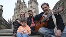 Izan, ni�o con enfermedad rara y Tato Lopez, m�sico q le est� componiendo una cancion