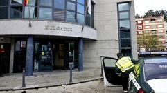 Efectivos de la Guardia Civil frente a un juzgado gallego