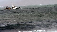 Barco navegando en medio dun temporal