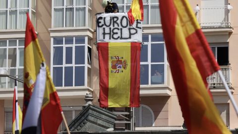Los bomberos de Ceuta durante una concentraci&oacute;n este lunes ante la sede de la Delegaci&oacute;n del Gobierno.