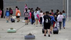 Ni�os de primaria entrando a su centro escolar en la provincia de A Coru�a