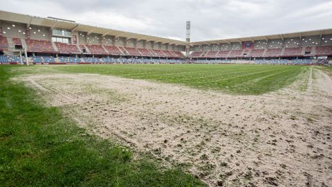 Trabajos con arena para tratar el c�sped de Pasar�n