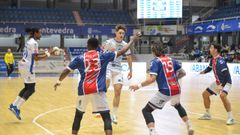 D�dac Talents (a la derecha de la imagen) en un partido con agustinos en el Municipal