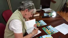 Maite Gasc�n, firmando ejemplares de su libro. 