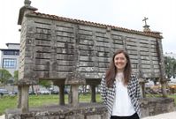 Gemma Rom�n, ayer por la tarde en el paseo mar�timo de Cee, un lugar que le gusta para vivir. 