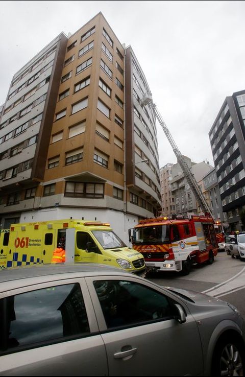 Rescate de una anciana en un edificio de Los Castros