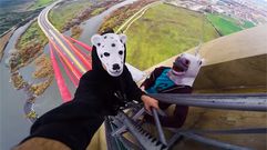 Escalando el puente m�s grande de Espa�a sin protecci�n