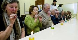 El p�rkinson -en la foto, terapia en la asociaci�n de Ferrol- afecta a la fuerza de la voz.