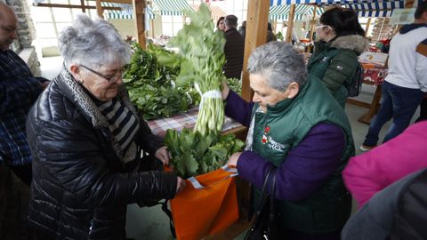 Marina Cendn, a la derecha, llev este ao a Expogrelo unos 200 manojos.