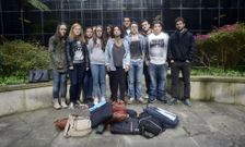 J�venes afectados por la modificaci�n de horarios se concentraron frente a la facultad. 