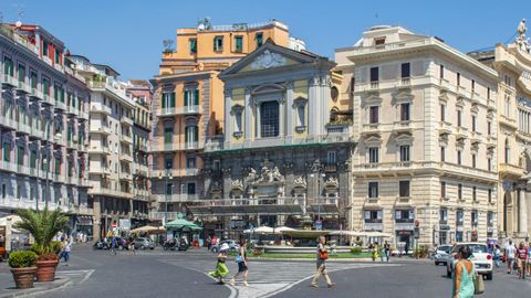 La iglesia de San Ferdinando (en el centro de la imagen) est� en la plaza de Trieste y Trento