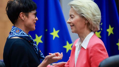 Ursula von der Leyen con la eurocomisaria Marta Kos.