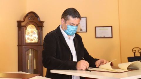 Miguel ngel Rodrguez, presidente da presidente daAsociacin Galega de Albergues Privados(Algaber), durante a firma dun convenio coa Xunta.