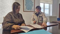 Dolores Garc�a Caram�s y David Riera, en la firma del convenio.