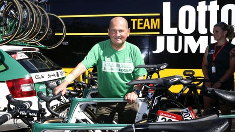 Modesto Sánchez Losada, no 2016 traballando de mecánico para o Caja Rural navarro na Vuelta a España