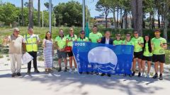 Izado de la bandera azul en el paseo de Samil