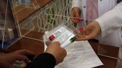 El kit para realizar la prueba es gratuito y se puede recoger en cualquiera de las farmacias que participan en el cribado