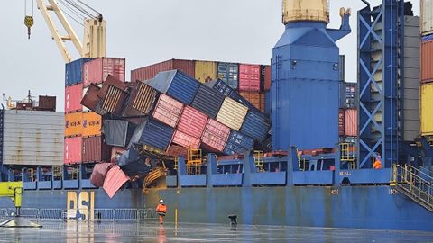 El portacontenedores portugu�s Mar�a Francisca sufri� un corrimiento de carga