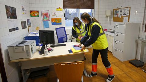Reportaje con el equipo de soporte de atencin domiciliaria con base en Arcade. Las enfermeras Sonia Garca y Blanca Luaces preparan su equipo para iniciar su ruta a las 8 de la maana