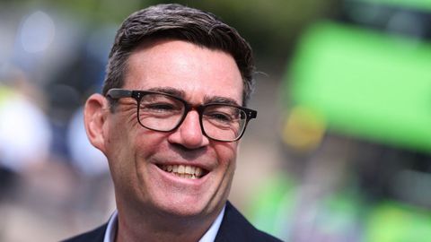 El primer ministro brit�nico, Andy Burnham, sonr�e durante una visita a Bath.