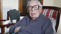Francisco Fern�ndez del Riego (Lourenz�, 1913-Vigo, 2010), retratado na s�a casa de Vigo medio ano antes do seu pasamento.
