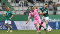H�ber Pena en una pugna con Marc Mateu.