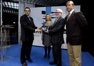 Marco Carreira recibe la menci�n especial de manos del rector de la UDC, Xos� Luis Armesto.