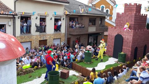 La carroza Nunentiendo de la pe�a El Chabolu durante el Desfile de Valdesoto 2019 emulando los decorados del conocido videojuego Super Mario Bros