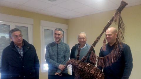 La gaita m�s grande del mundo -una escultura de ocho metros subida a una peana de otros tres- lucir� junto al Museo de los Pa�ses Celtas de Asturias.La gaita m�s grande del mundo -una escultura de ocho metros subida a una peana de otros tres- lucir� junto al Museo de los Pa�ses Celtas de Asturias