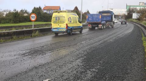 Ambulancia ralentizada por el paso de un cami&oacute;n que utiliz&oacute; el carril izquierdo de la calzada para esquivar la zona da&ntilde;ada.