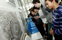 Los alumnos de segundo de ESO aprendieron a calcar petroglifos durante el proyecto.