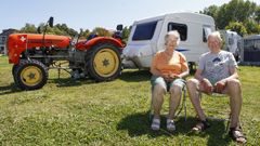 La pareja suiza esperaba en uno de los c�mping junto a la playa de Gandar�o, con su tractor inmovilizado, y la caravana.