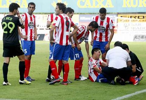 Mauro Quiroga, siendo atendido en la banda tras ser lesionado contra el C�rdoba.