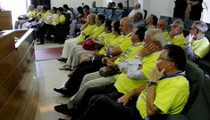 Un grupo de afectados por las preferentes acudieron al pleno de Arteixo a pedir el apoyo local.