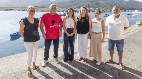 La conselleira con los representantes de la cofrad�a de Camelle