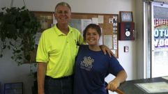 Kayla Mueller, la cooperante fallecida el pasado viernes tras los bombardeos del ej�rcito jordano, junto a su padre