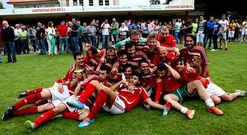Los futbolistas celebraron la gesta lanz�ndose al c�sped delante de su afici�n. 