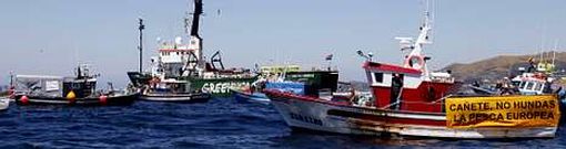Los barcos pesqueros formaron un c�rculo entorno al buque �Artic Sunrise� de la asociaci�n ecologista Greenpeace.