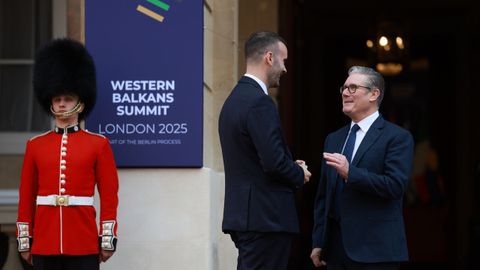 Starmer saluda al primer ministro de Montenegro a su llegada a la cumbre de los Balcanes occidentales.