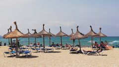 Turistas en hamacas en la playa de Palma de Mallorca, en una foto de archivo