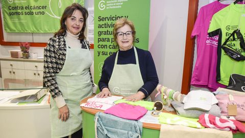 Virginia lvarez y Carmen Bugallo, este martes, en el rastrillo solidario de la Asociacin Espaola Contra el Cncer (AECC) de Pontevedra