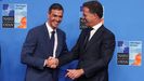 Pedro S�nchez y Mark Rutte se saludan en una�cumbre de la OTAN�de junio del 2025