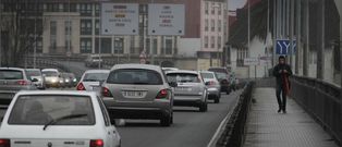 Coches circulando estos d�as por el puente del Pasaje, por donde pasan unos 100.000 veh�culos diarios. 