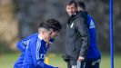 Hugo Rama y Javi Mier, con Cuco Ziganda al fondo, durante un entrenamiento en El Requex�n