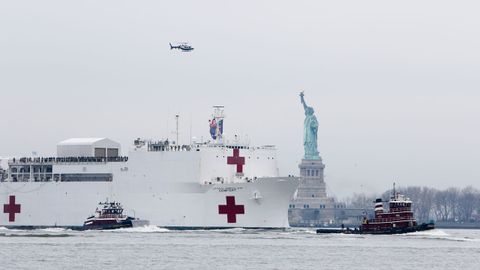 El buque hospital USNS Comfort llegando al puerto de Manhattan, en Nueva York