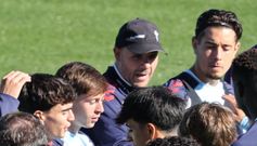 Fredi �lvarez, con sus jugadores, en el entrenamiento del Celta Fortuna de este viernes.